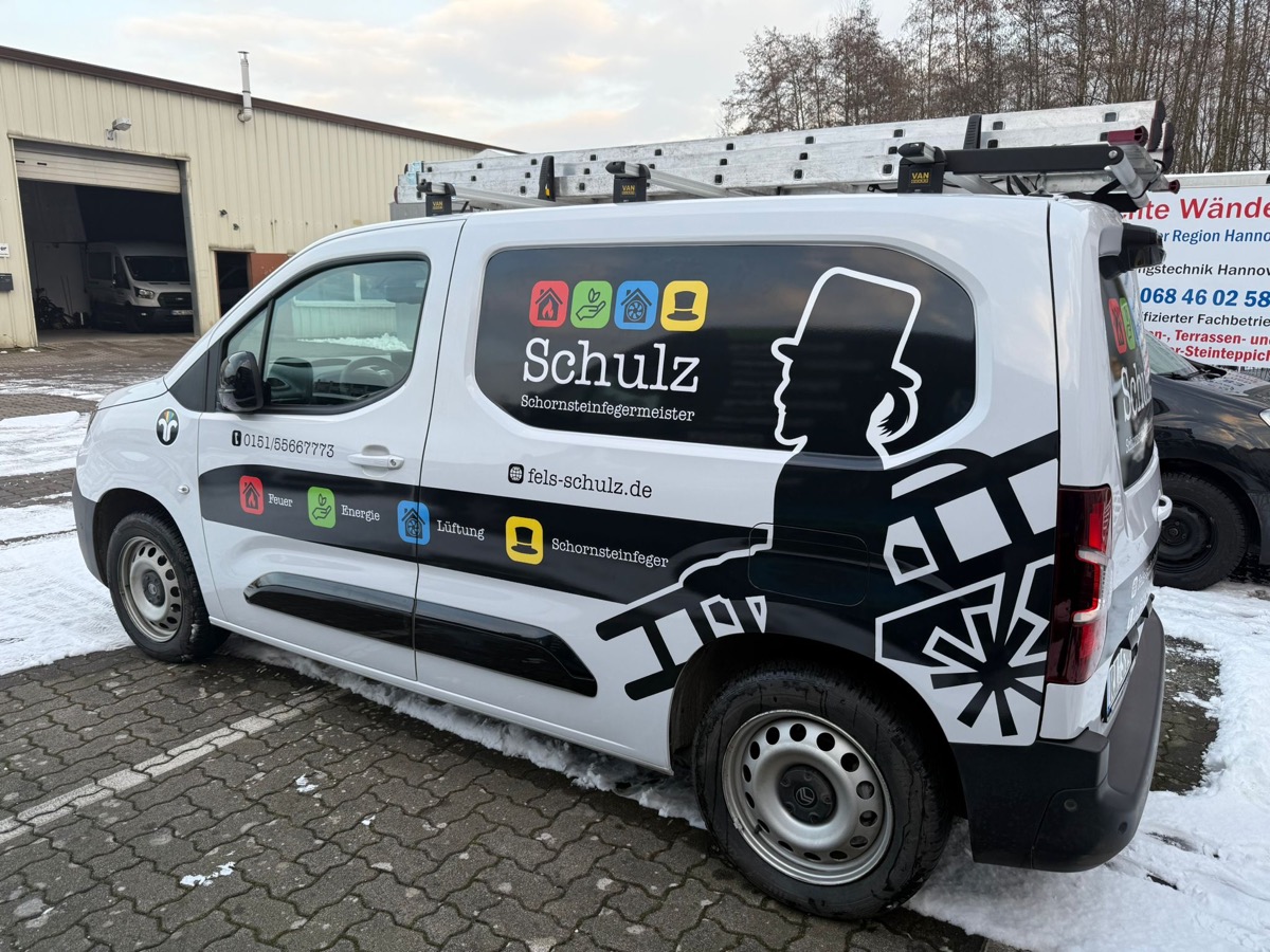 Tim Schulz vor seinem Dienstwagen